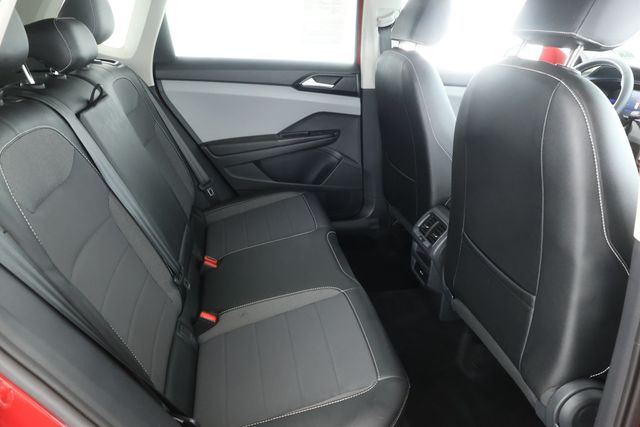 2022 Volkswagen Taos SE 4MOTION with Panoramic Sunroof & 18'' Black Alloy Wheels - 22931382 - 20