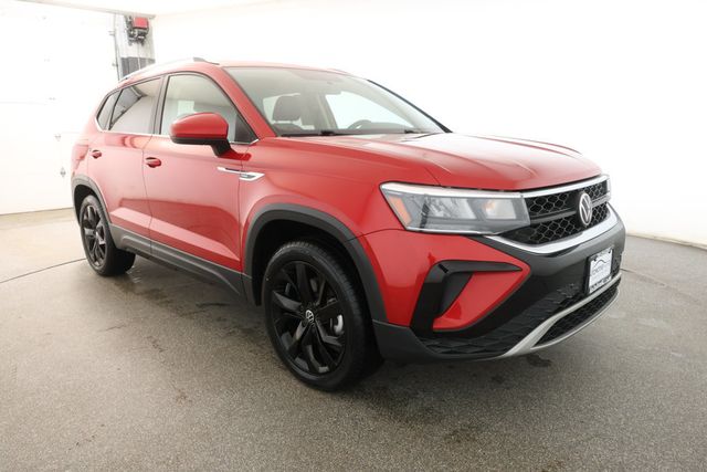 2022 Volkswagen Taos SE 4MOTION with Panoramic Sunroof & 18'' Black Alloy Wheels - 22931382 - 2