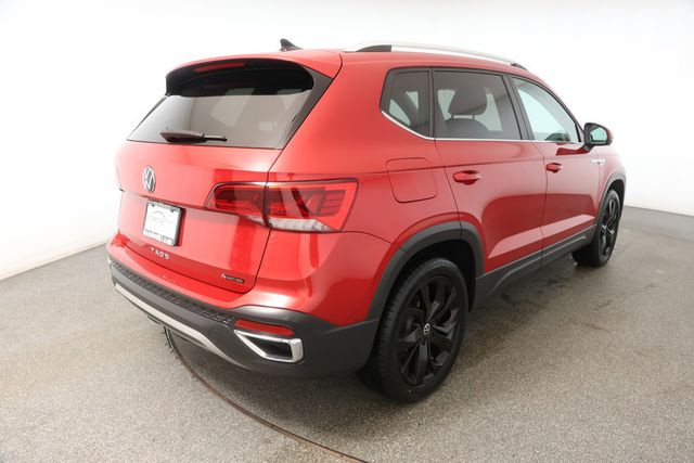 2022 Volkswagen Taos SE 4MOTION with Panoramic Sunroof & 18'' Black Alloy Wheels - 22931382 - 3