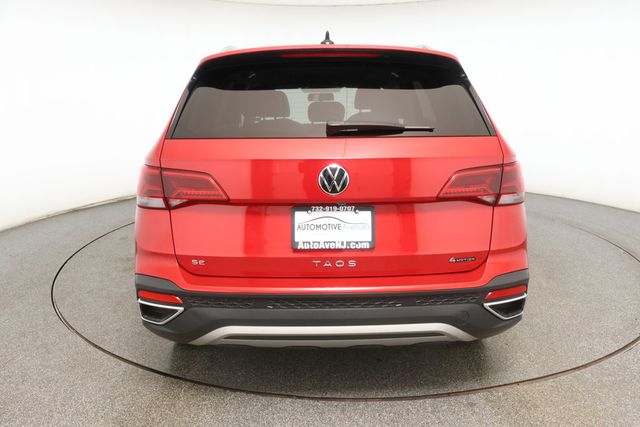 2022 Volkswagen Taos SE 4MOTION with Panoramic Sunroof & 18'' Black Alloy Wheels - 22931382 - 4