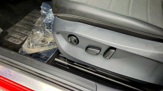 2022 Volkswagen Taos SE 4MOTION with Panoramic Sunroof Package - 22971741 - 11