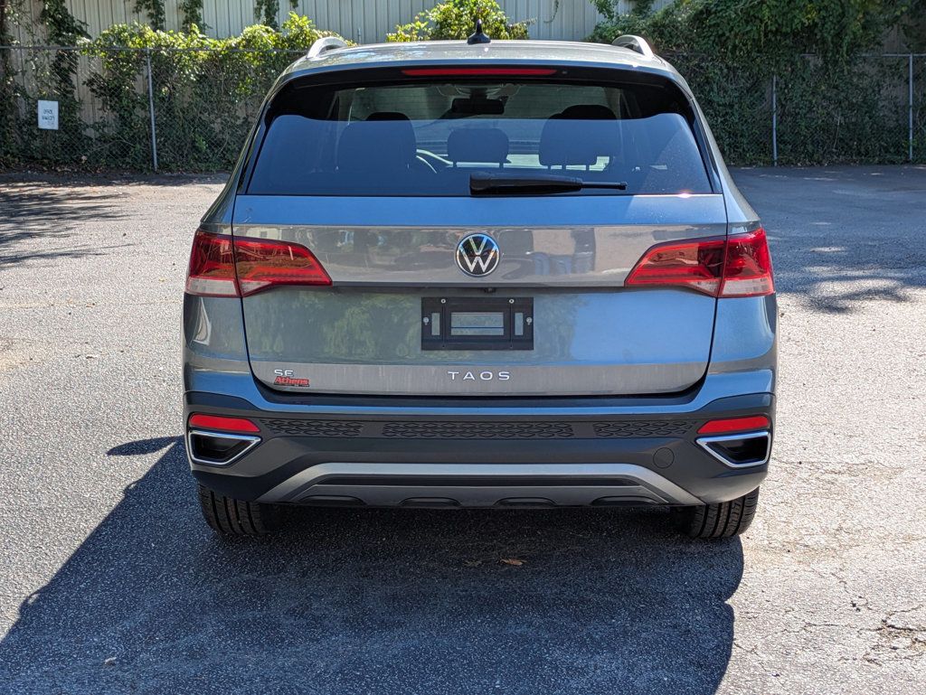 2022 Volkswagen Taos SE photo 3