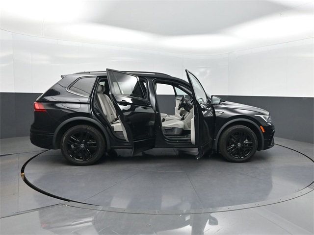 2022 Volkswagen Tiguan 2.0T SE R-Line Black 4MOTION - 22941222 - 38