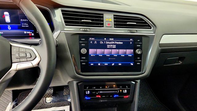 2022 Volkswagen Tiguan SE 4MOTION w/ Panoramic Sunroof - 23094495 - 17