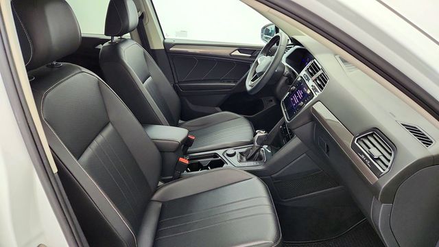 2022 Volkswagen Tiguan SE 4MOTION w/ Panoramic Sunroof - 23094495 - 22