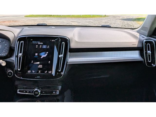 2022 Volvo XC40 T5 AWD Momentum - 22889859 - 25