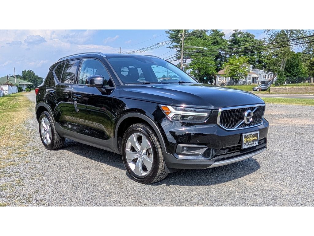 2022 Volvo XC40 T5 AWD Momentum photo 2