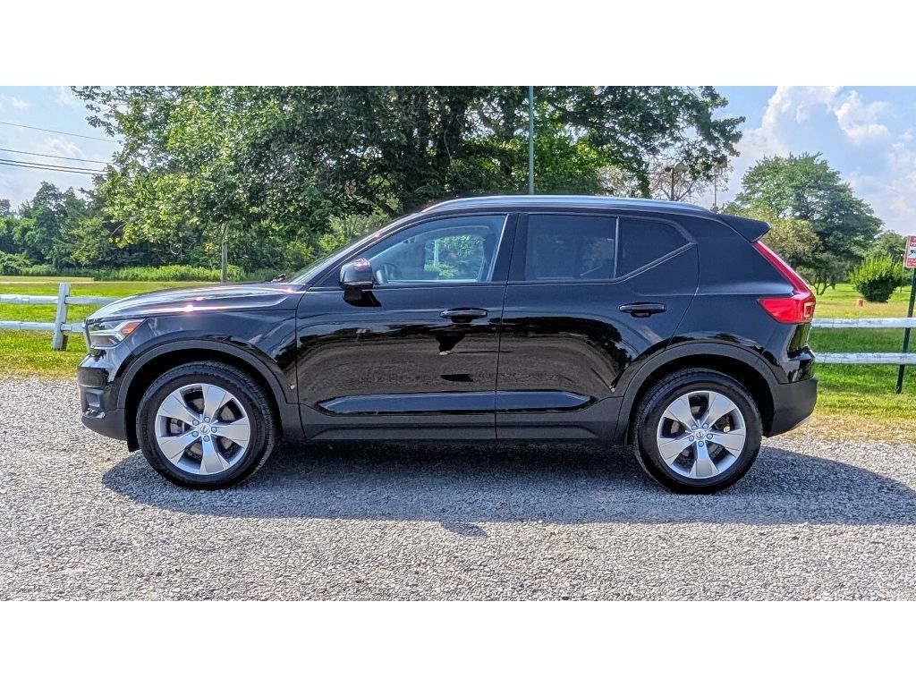 2022 Volvo XC40 T5 AWD Momentum photo 3