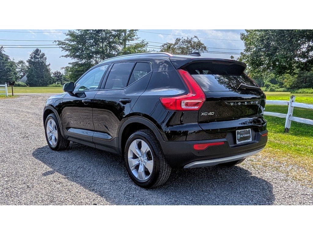 2022 Volvo XC40 T5 AWD Momentum photo 4