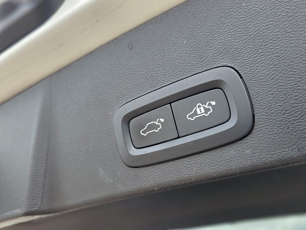 2022 Volvo XC40 T5 AWD Momentum - 22967352 - 12