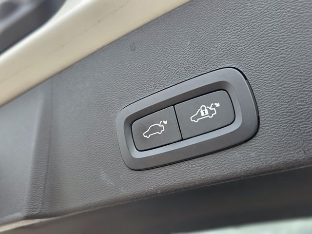 2022 Volvo XC40 T5 AWD Momentum - 22967352 - 12