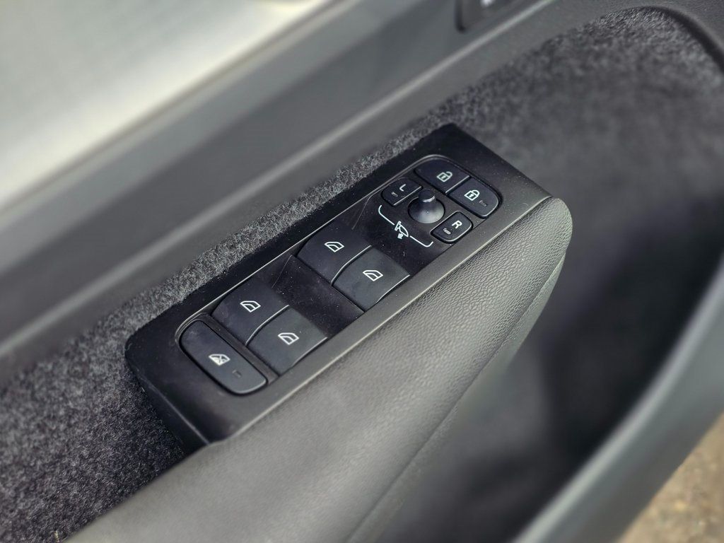 2022 Volvo XC40 T5 AWD Momentum - 22967352 - 22