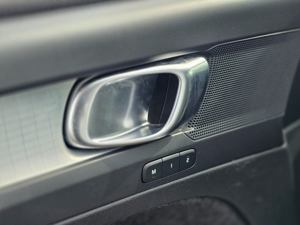 2022 Volvo XC40 T5 AWD Momentum - 22967352 - 23