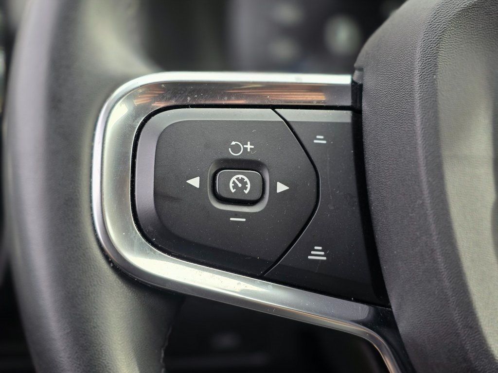 2022 Volvo XC40 T5 AWD Momentum - 22967352 - 25