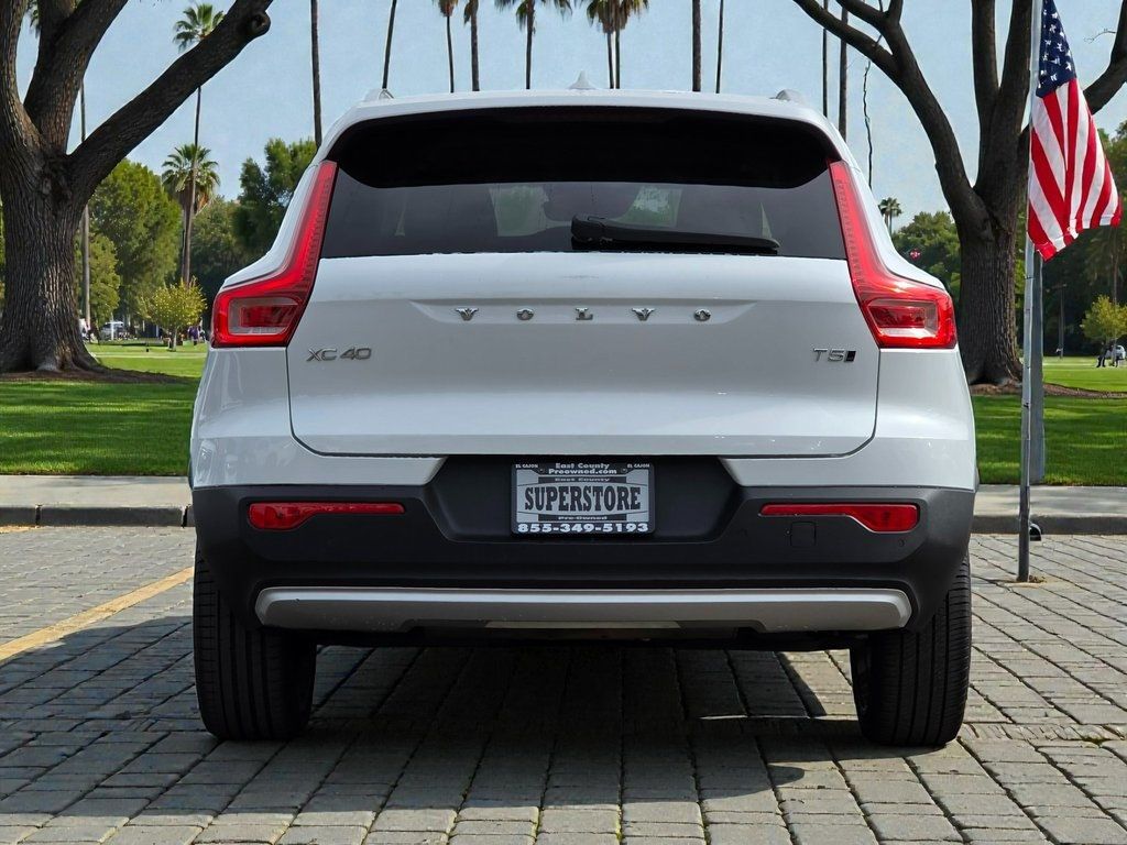 2022 Volvo XC40 T5 AWD Momentum - 22967352 - 4