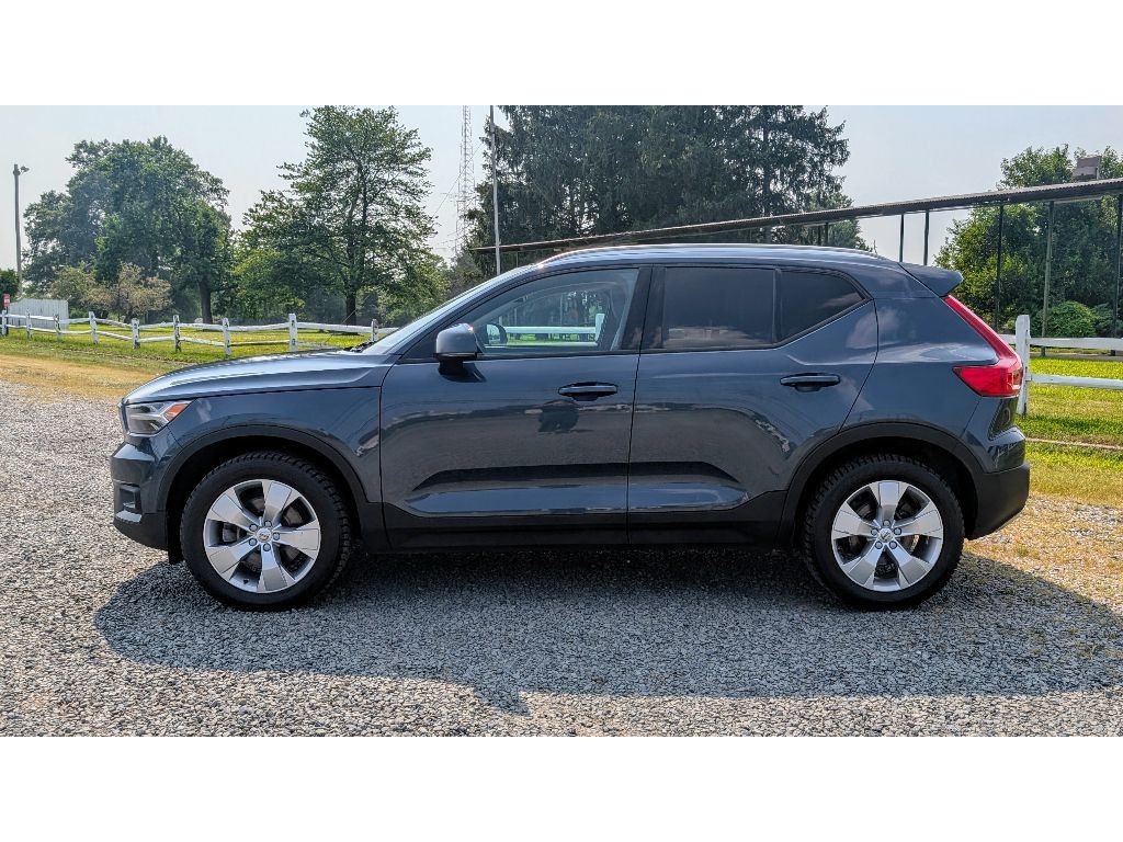 2022 Volvo XC40 T5 AWD Momentum photo 2