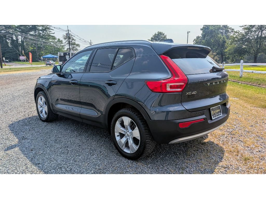 2022 Volvo XC40 T5 AWD Momentum photo 3