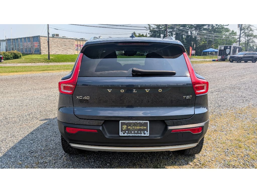 2022 Volvo XC40 T5 AWD Momentum photo 4