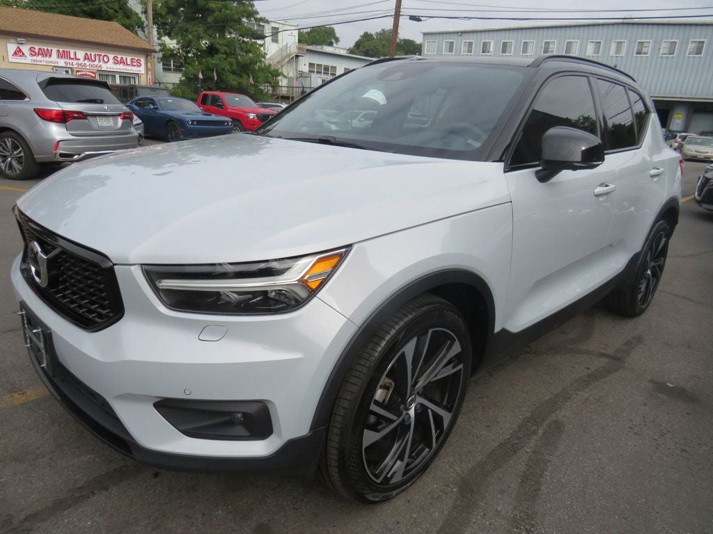 2022 Volvo XC40 R-Design's photo