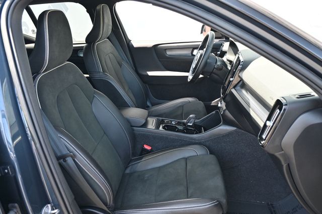 2022 Volvo XC40 T5 AWD R-Design No Accidents Reported to Carfax - 22872986 - 14