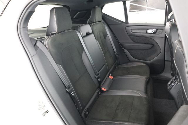 2022 Volvo XC40 T5 AWD R-Design with 20'' Wheels & Hands-Free Tailgate - 22848776 - 22