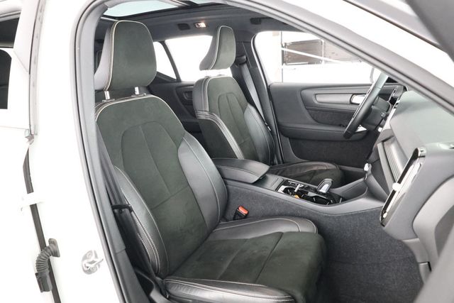 2022 Volvo XC40 T5 AWD R-Design with 20'' Wheels & Hands-Free Tailgate - 22848776 - 23