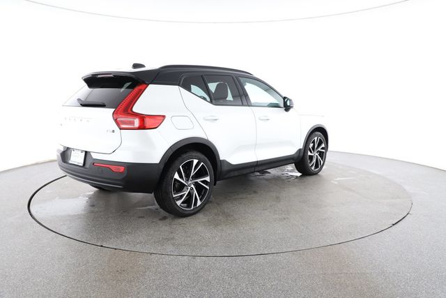 2022 Volvo XC40 T5 AWD R-Design with 20'' Wheels & Hands-Free Tailgate - 22848776 - 4
