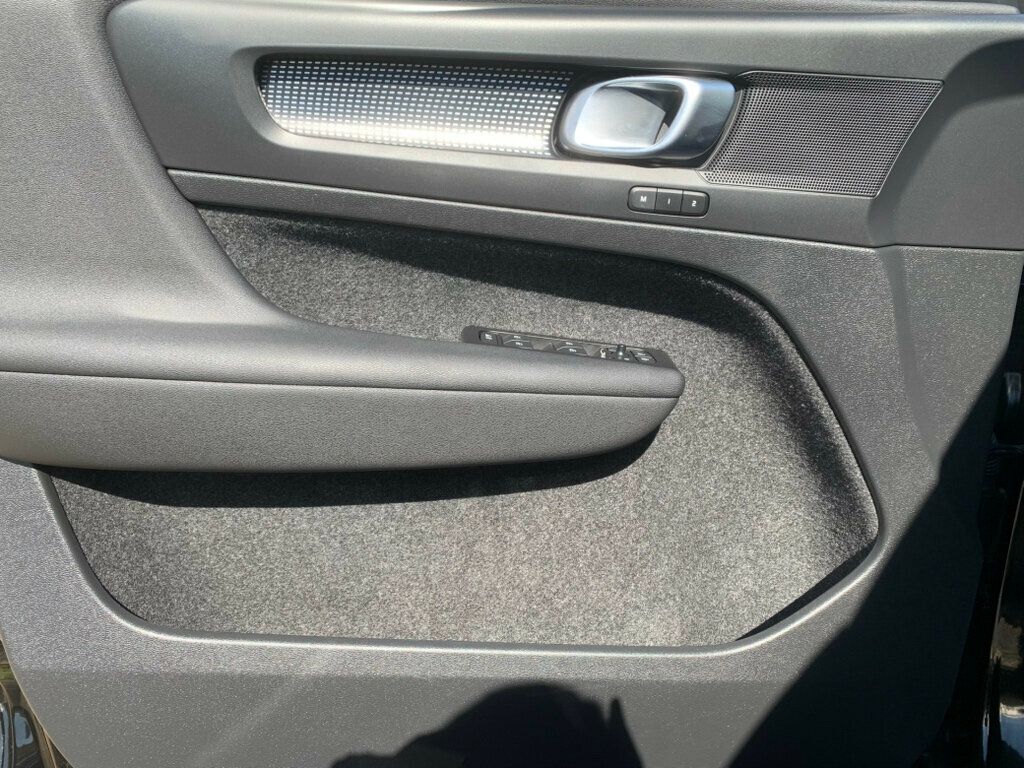 2022 Volvo XC40 Recharge P8 Twin photo 4