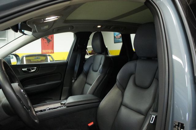 2022 Volvo XC60 1-Owner, B5 AWD Momentum - 23017180 - 32