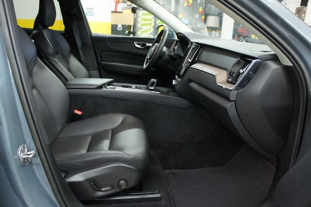 2022 Volvo XC60 1-Owner, B5 AWD Momentum - 23017180 - 41