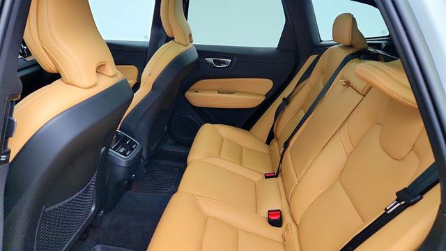 2022 Volvo XC60 B5 AWD Inscription with 20'' Wheels and Climate Package - 22977975 - 18
