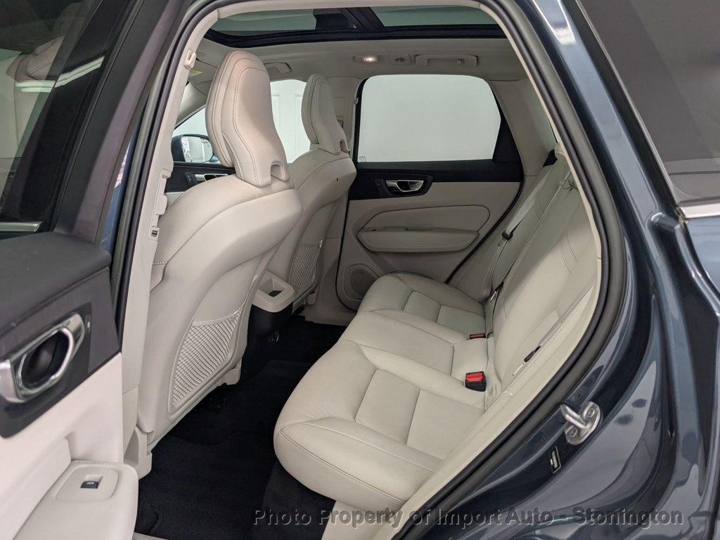 2022 Volvo XC60 B5 Momentum photo 11