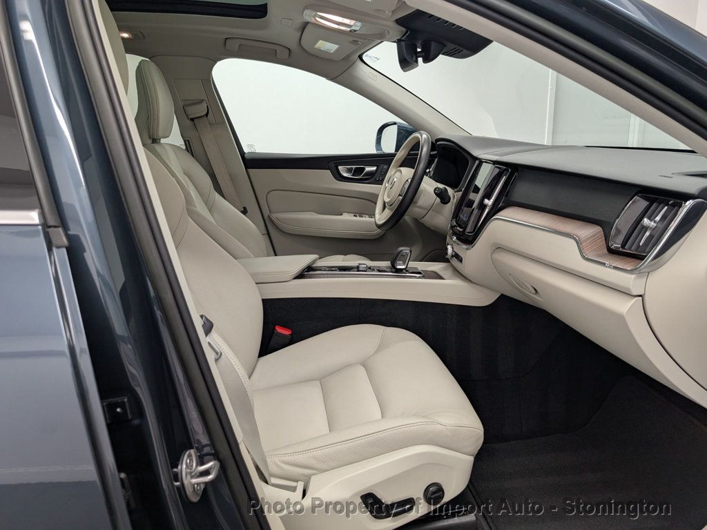 2022 Volvo XC60 B5 Momentum photo 13