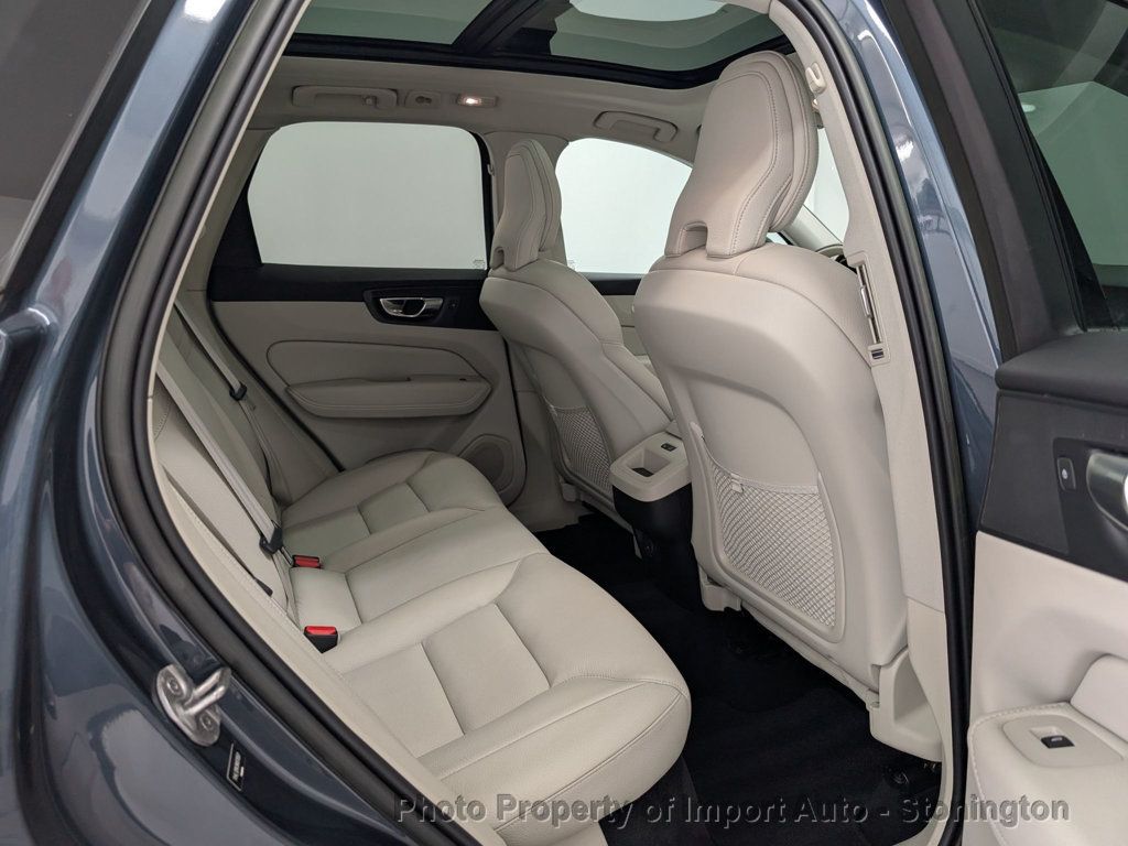 2022 Volvo XC60 B5 Momentum photo 14