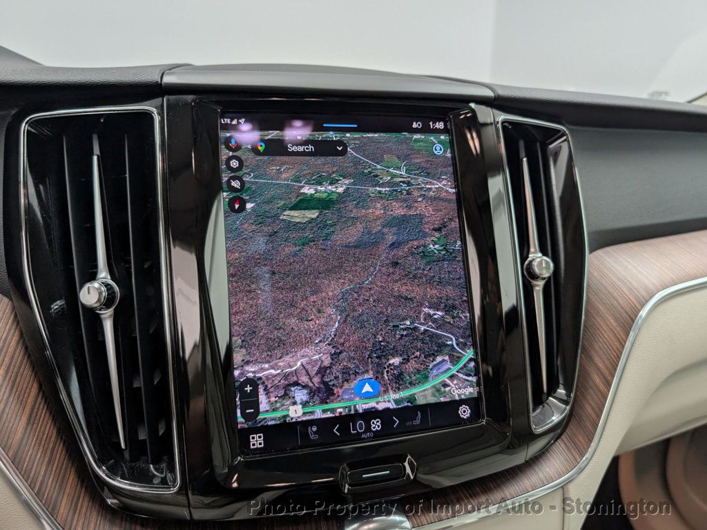 2022 Volvo XC60 B5 Momentum photo 17