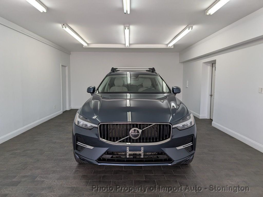2022 Volvo XC60 B5 Momentum photo 2