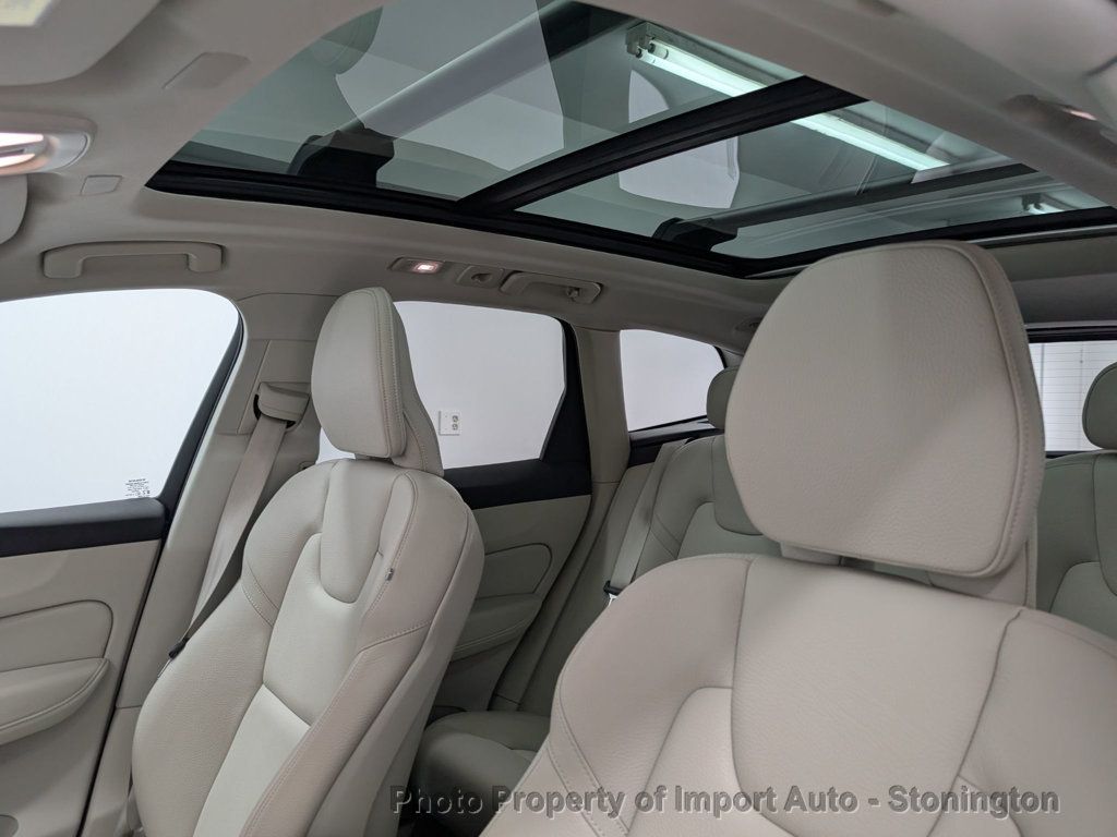 2022 Volvo XC60 B5 Momentum photo 21