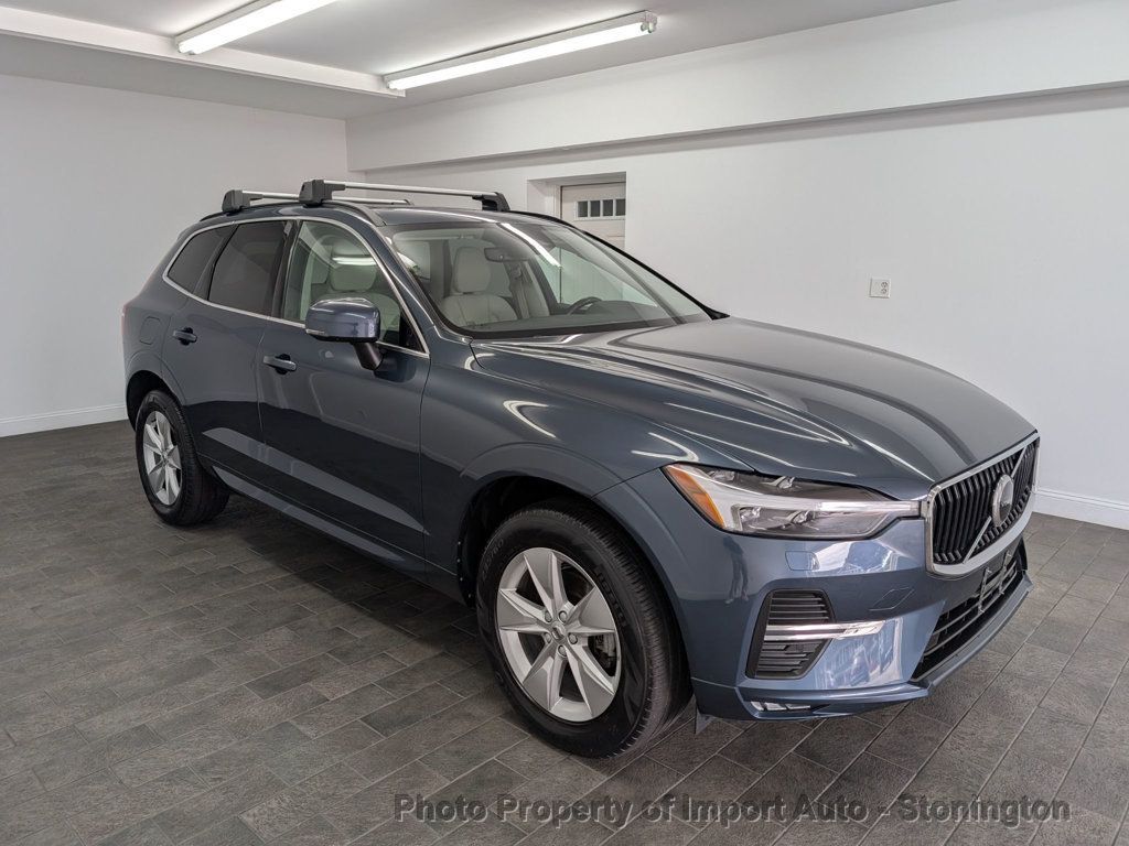 2022 Volvo XC60 B5 Momentum photo 3
