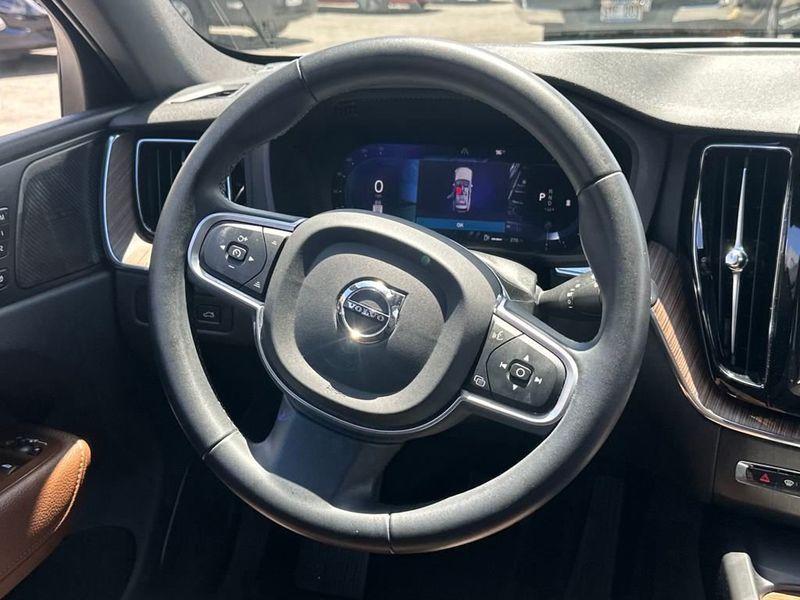 2022 Volvo XC60 B5 AWD Momentum - 22915056 - 16