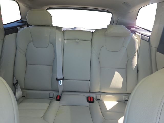 2022 Volvo XC60 B5 AWD Momentum - 23042055 - 12