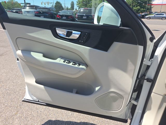2022 Volvo XC60 B5 AWD Momentum - 23042055 - 18