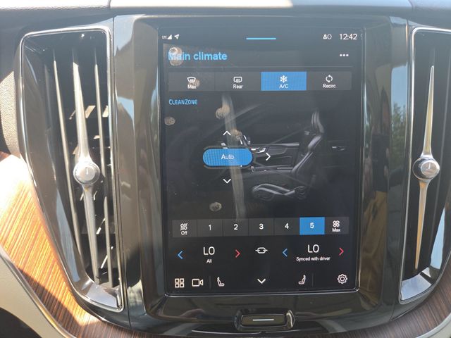 2022 Volvo XC60 B5 AWD Momentum - 23042055 - 29