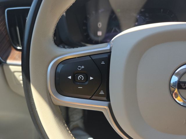 2022 Volvo XC60 B5 AWD Momentum - 23042055 - 30