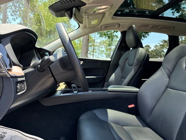 2022 Volvo XC60 B5 AWD Momentum - 23033343 - 20