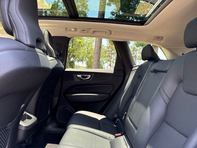 2022 Volvo XC60 B5 AWD Momentum - 23033343 - 21