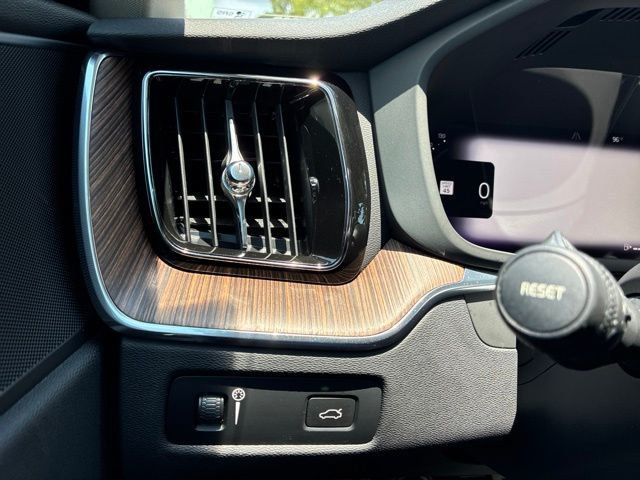 2022 Volvo XC60 B5 AWD Momentum - 23033343 - 25