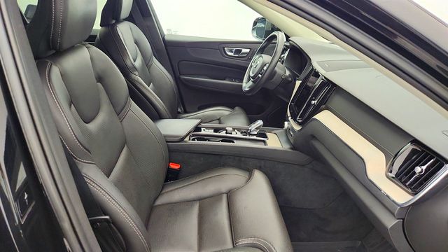 2022 Volvo XC60 B5 FWD Inscription w/ Advanced & Climate Packages + 20'' Wheels - 22996863 - 22