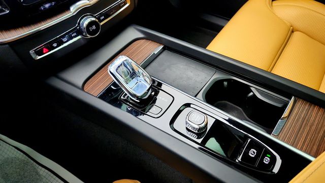 2022 Volvo XC60 B5 FWD Inscription w/ Advanced & Climate Packages + 20'' Wheels - 23041427 - 15