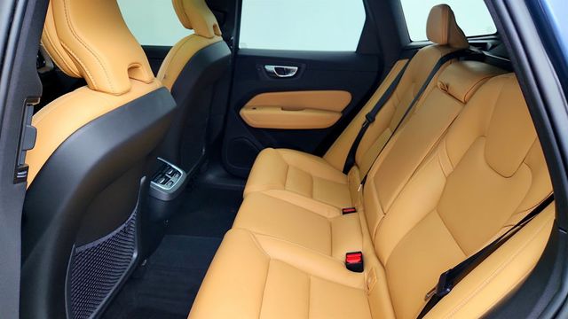 2022 Volvo XC60 B5 FWD Inscription w/ Advanced & Climate Packages + 20'' Wheels - 23041427 - 19