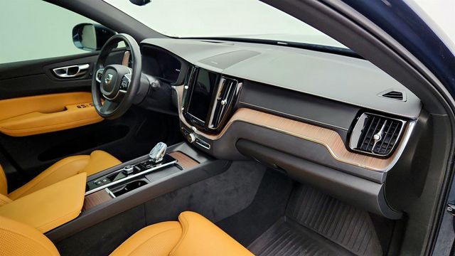 2022 Volvo XC60 B5 FWD Inscription w/ Advanced & Climate Packages + 20'' Wheels - 23041427 - 23